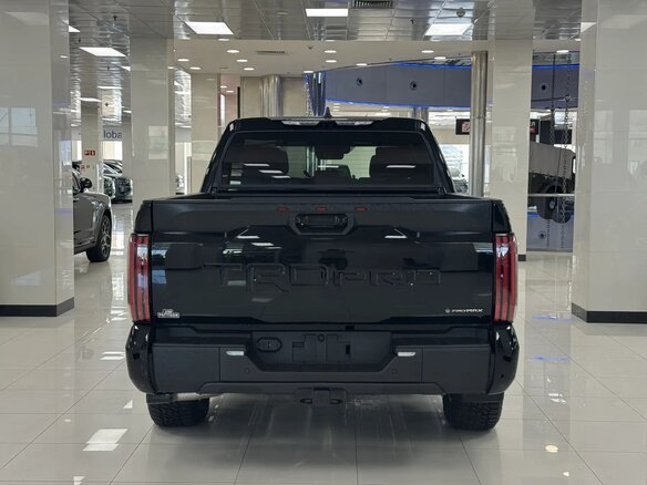 2026 Toyota Tundra CrewMax III, чёрный, 10500000 рублей - вид 5