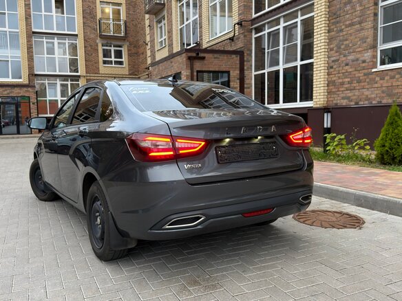 2025 Lada (ВАЗ) Vesta I Рестайлинг (NG), серый, 1345000 рублей - вид 2