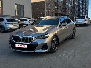 2024 BMW 5 серии 520d xDrive VIII (G60/G61/G68), серый, 7100000 рублей, вид 4
