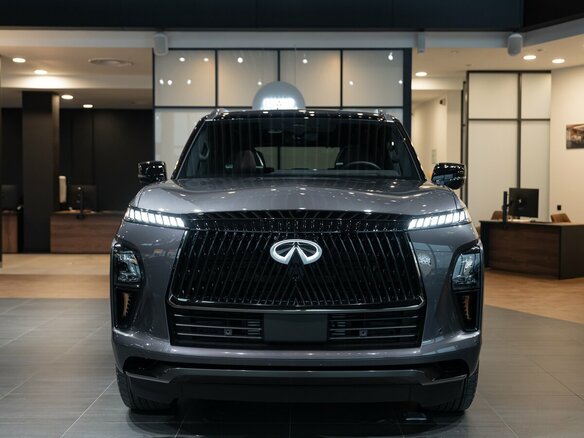 2025 Infiniti QX80 II, серый, 17990000 рублей - вид 2