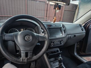 2015 Volkswagen Tiguan I Рестайлинг, коричневый, 1650000 рублей, вид 3