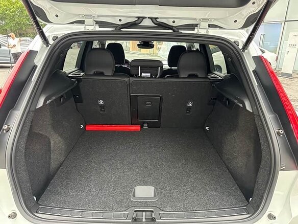 2024 Volvo XC40 I Рестайлинг, белый, 3085339 рублей - вид 5