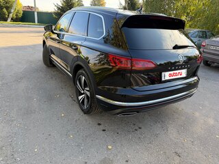 2018 Volkswagen Touareg III, чёрный, 4450000 рублей, вид 3
