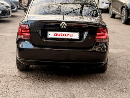 2015 Volkswagen Polo V Рестайлинг, чёрный, 499999 рублей, вид 4