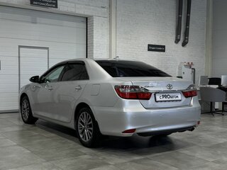 2017 Toyota Camry VII (XV50) Рестайлинг 2, серебристый, 1959000 рублей, вид 5
