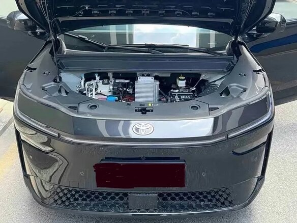 2026 Toyota bZ3X 58.3 kWh, чёрный, 2330000 рублей - вид 12