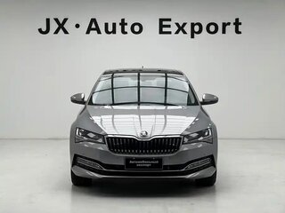 2025 Skoda Superb III Рестайлинг, серебристый, 3350000 рублей, вид 1