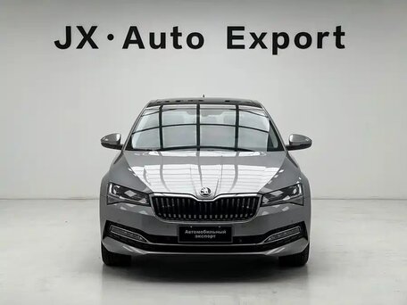 2025 Skoda Superb III Рестайлинг, серебристый, 3350000 рублей, вид 1