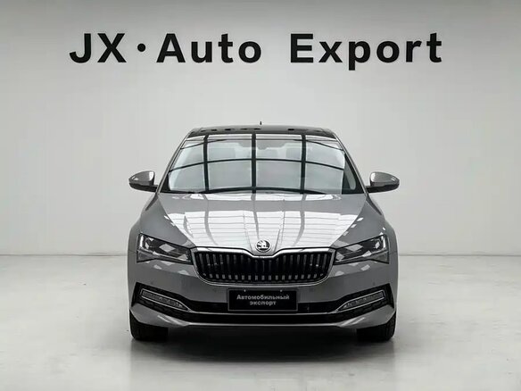2025 Skoda Superb III Рестайлинг, серебристый, 3350000 рублей