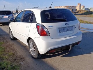 2009 Kia Rio II, белый, 450000 рублей, вид 5