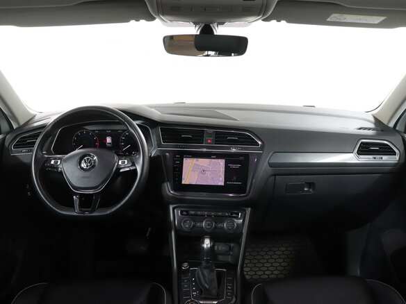 2018 Volkswagen Tiguan II, белый - вид 11