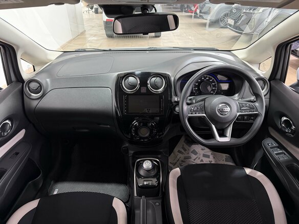2020 Nissan Note e-Power II Рестайлинг, серебристый, 1300000 рублей - вид 13
