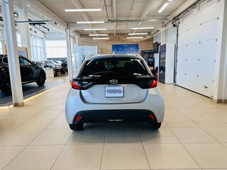 2021 Toyota Yaris IV, серый, 1179000 рублей, вид 5