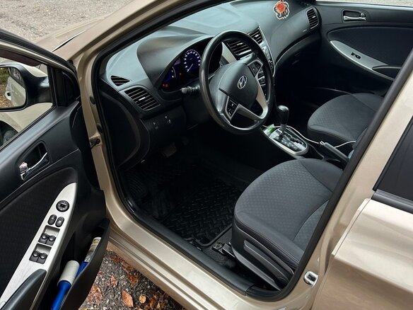 2013 Hyundai Solaris I, бежевый, 850000 рублей - вид 5