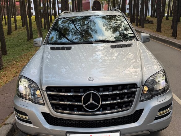 2010 Mercedes-Benz M-Класс 350 II (W164) Рестайлинг, серебристый, 1700000 рублей - вид 1