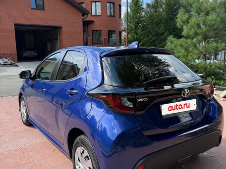 2022 Toyota Yaris IV, фиолетовый, 1300000 рублей, вид 4