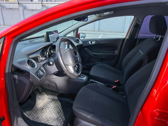 2017 Ford Fiesta Mk6 Рестайлинг, красный, 840000 рублей - вид 6