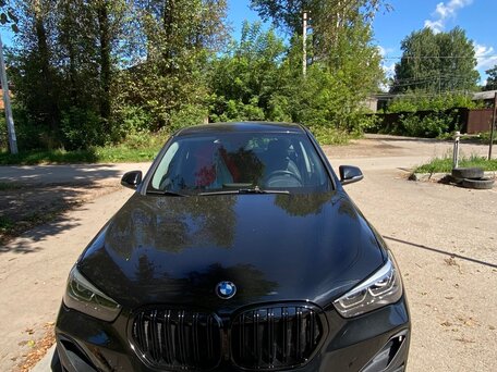 2020 BMW X1 18i sDrive II (F48) Рестайлинг, чёрный, вид 1
