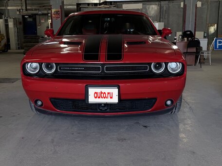 2016 Dodge Challenger III Рестайлинг 2, красный, 5500000 рублей, вид 3