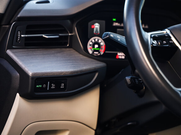 2023 Audi Q6 50 TFSI, чёрный, 6299777 рублей - вид 23