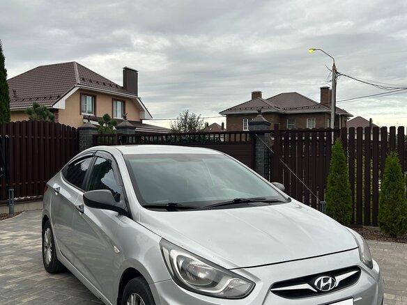 2013 Hyundai Solaris I, серебристый - вид 2