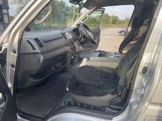 2018 Toyota HiAce H200 Рестайлинг, серебристый, 3799000 рублей, вид 5