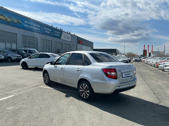 2026 Lada (ВАЗ) Granta I Рестайлинг, серебристый - вид 2