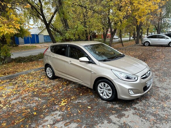 2013 Hyundai Solaris I, бежевый, 850000 рублей