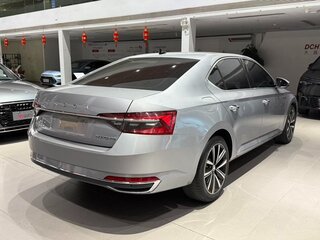 2023 Skoda Superb III Рестайлинг, серебристый, 1780000 рублей, вид 4