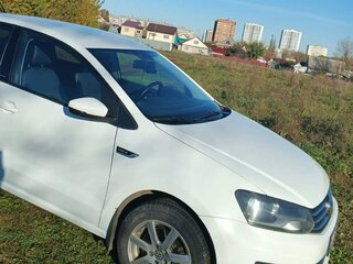 2016 Volkswagen Polo V Рестайлинг, белый, 930000 рублей, вид 1