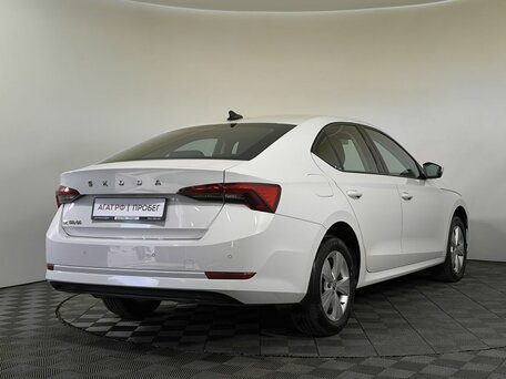 2020 Skoda Octavia IV (A8), белый, 2165000 рублей, вид 4