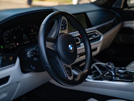 2021 BMW X7 40i I (G07), белый, 7000000 рублей, вид 2