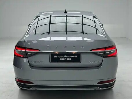 2025 Skoda Superb III Рестайлинг, серебристый, 3350000 рублей, вид 5