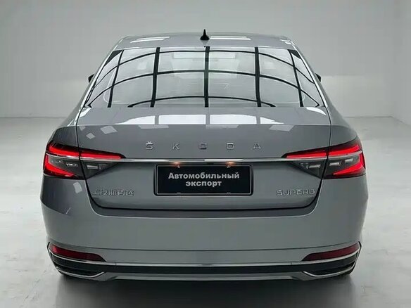 2025 Skoda Superb III Рестайлинг, серебристый, 3350000 рублей - вид 4