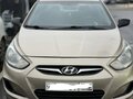 2013 Hyundai Solaris I, золотистый, 530000 рублей - вид 2