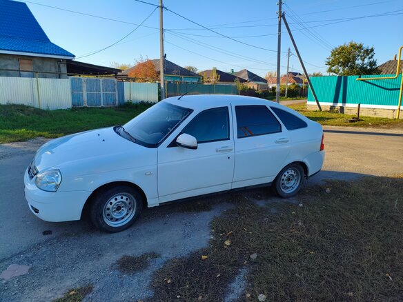 2011 Lada (ВАЗ) Priora I, белый, 180000 рублей - вид 3
