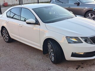 2019 Skoda Octavia III (A7) Рестайлинг, белый, 1800000 рублей, вид 3