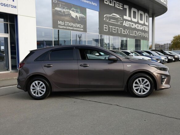 2019 Kia Ceed III, коричневый, 1683000 рублей - вид 4