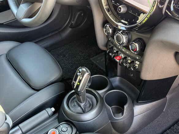 2023 Mini Hatch Cooper III (F55/F56) Рестайлинг 2, чёрный, 2310000 рублей - вид 19