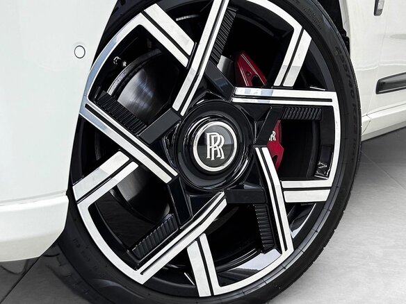 2026 Rolls-Royce Cullinan Black Badge I Рестайлинг (Series II), белый, 51600000 рублей - вид 9