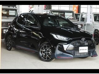 2023 Toyota Yaris IV, чёрный, 1090005 рублей, вид 3