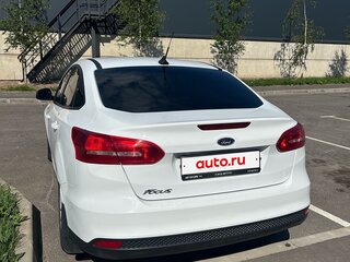 2017 Ford Focus III Рестайлинг, белый, 1000000 рублей, вид 3