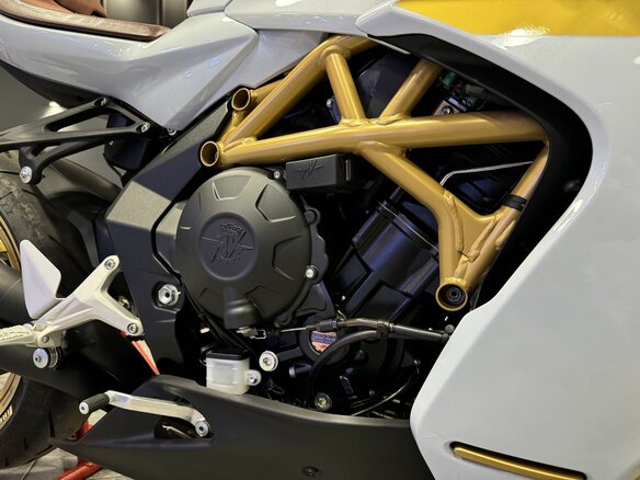 2021 MV Agusta Superveloce 800, белый - вид 4