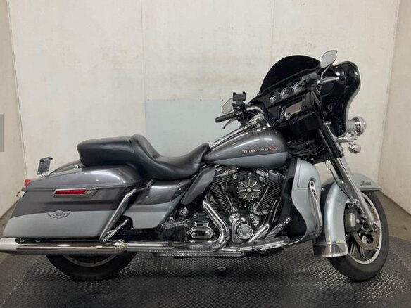 2014 Harley-Davidson Electra Glide, серебристый, 699000 рублей