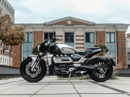 2023 Triumph Rocket 3, серебристый, 2490000 рублей, вид 4