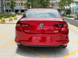 2022 Mazda 3 Axela IV (BP), красный, 1605000 рублей, вид 5