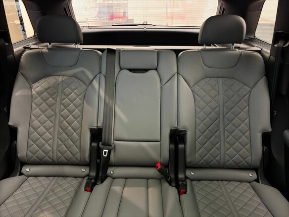 2025 Audi Q7 45 TFSI II (4M) Рестайлинг 2, белый, 11690000 рублей - вид 7