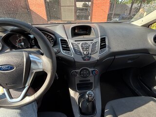 2015 Ford Fiesta Mk6 Рестайлинг, белый, 900000 рублей, вид 4