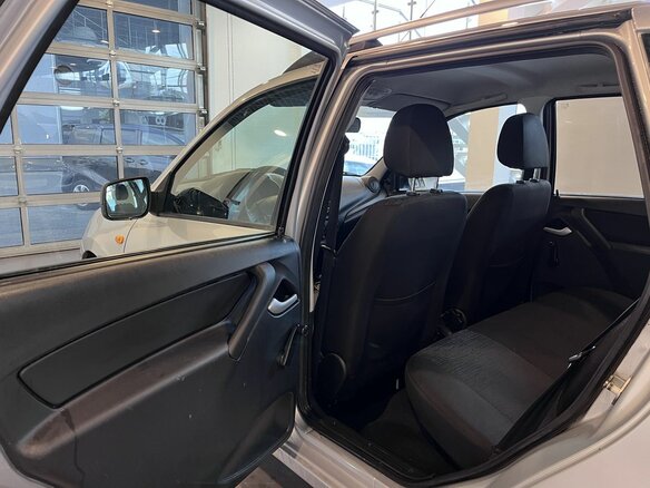 2017 Lada (ВАЗ) Kalina II, серебристый, 450000 рублей - вид 23