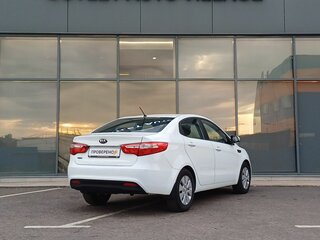 2013 Kia Rio 5-speed III, белый, 595000 рублей, вид 4